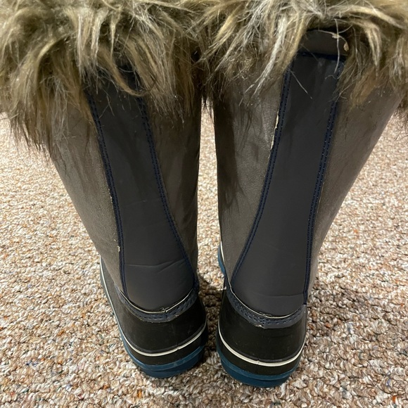 Snow boots with Thinsulate. Very warm and comfortable. Worn a few times. - Picture 3 of 3